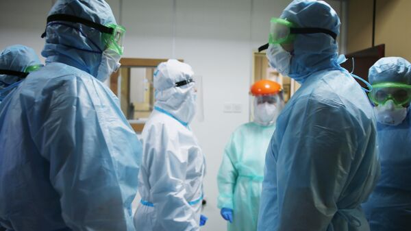 Медики в госпитале в городе Ниш, в котором российские военные специалисты помогают подготовиться к приему пациентов во время эпидемии коронавируса nCoV-2019