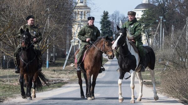 Члены станичного казачьего общества Рузского района патрулируют улицы Рузы во время режима самоизоляции в Московской области