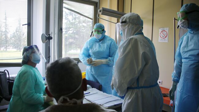 Медики в госпитале в городе Ниш, в котором российские военные специалисты помогают подготовиться к приему пациентов во время эпидемии коронавируса nCoV-2019
