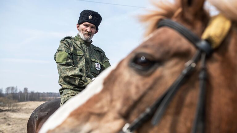 Член станичного казачьего общества Рузского района патрулирует окрестности Рузы во время режима самоизоляции в Московской области