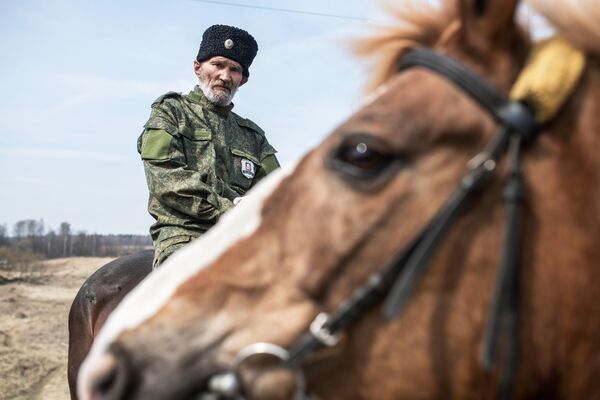 Член станичного казачьего общества Рузского района патрулирует окрестности Рузы во время режима самоизоляции в Московской области