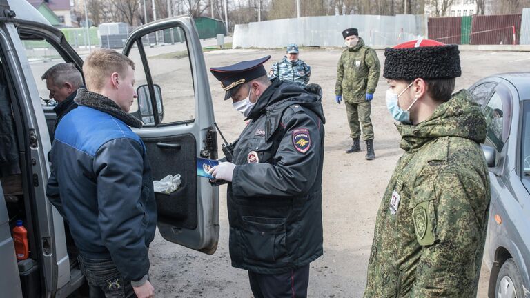 Члены станичного казачьего общества Рузского района совместно с сотрудниками правоохранительных органов патрулируют улицы Рузы во время режима самоизоляции в Московской области