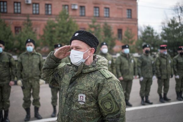 Члены станичного казачьего общества Рузского района на построении перед патрулированием улиц Рузы во время режима самоизоляции в Московской области Члены станичного казачьего общества Рузского района на построении перед патрулированием улиц Рузы во время режима самоизоляции в Московской области