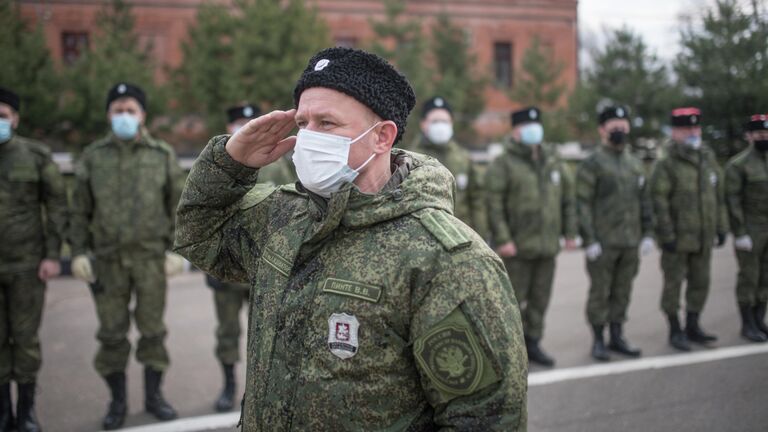 Члены станичного казачьего общества Рузского района на построении перед патрулированием улиц Рузы во время режима самоизоляции в Московской области