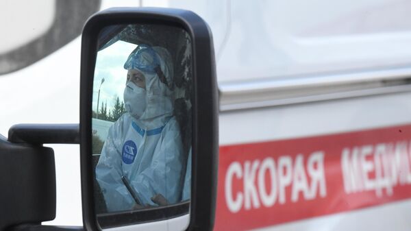 Медицинский работник в автомобиле скорой помощи у здания ФМБА в Химках