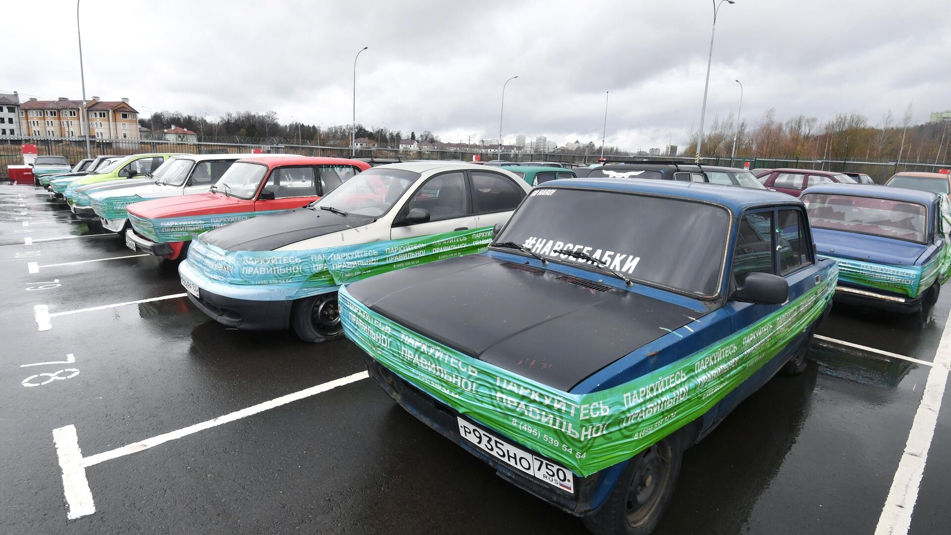 Эвакуированные автомобили на специализированной стоянке в Москве  - РИА Новости, 1920, 02.12.2021