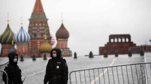 Сотрудники полиции в защитных масках у входа на Красную площадь в Москве