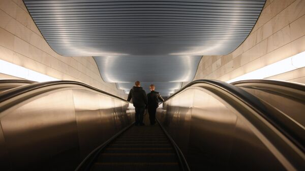 Пассажиры на эскалаторе на станции метро Деловой центр в Москве