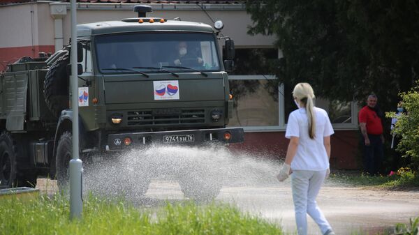 Российские военные специалисты обрабатывают улицы города Ниш в Сербии во время эпидемии коронавируса nCoV-2019