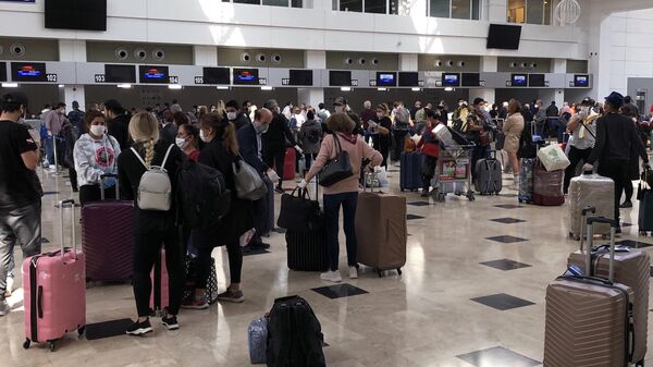 Российские туристы перед посадкой на рейс 2142 Анталья – Москва в аэропорту Анталия
