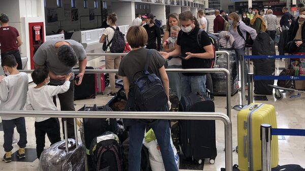 Российские туристы перед посадкой на рейс 2142 Анталья – Москва авиакомпании Аэрофлот в аэропорту Анталия в Турции