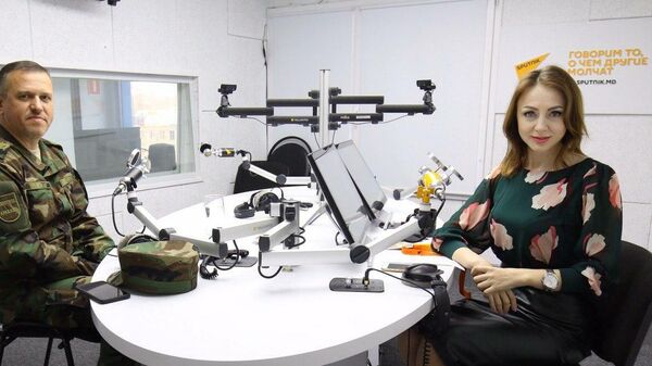 Ведущая радиостудии Sputnik Молдова Мария Диминец и министр обороны Александр Пынзарь