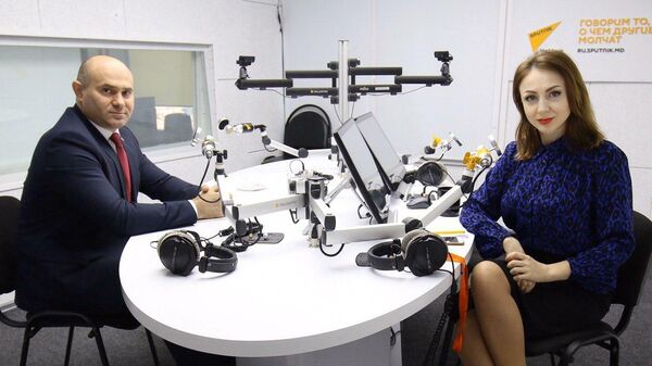 Ведущая радиостудии Sputnik Молдова Мария Диминец и министр внутренних дел Павел Войку