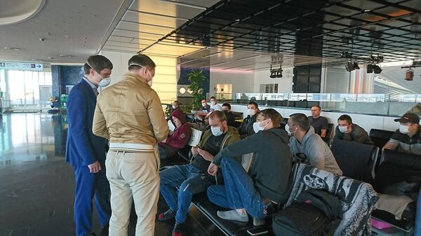 Сотрудники консульского отдела посольства РФ и врач во вторник посетили россиян, которые с четверга живут в токийским аэропорту Ханэда