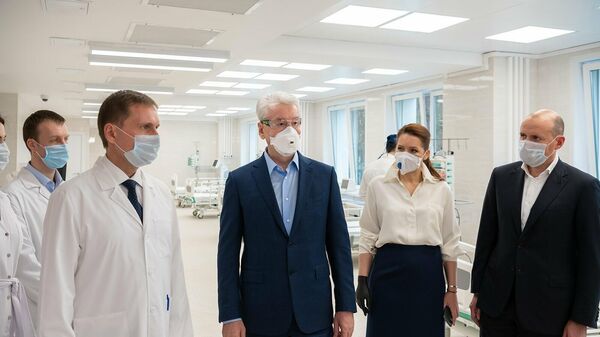 Мэр Москвы Сергей Собянин осматривает стационар для приема пациентов с коронавирусной инфекцией на базе частной клиники К+31 Сити в Москве