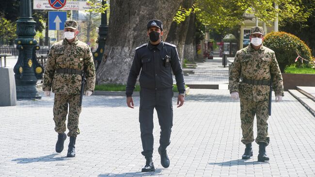 Сотрудники правопорядка в защитных масках на улице города Гянджа