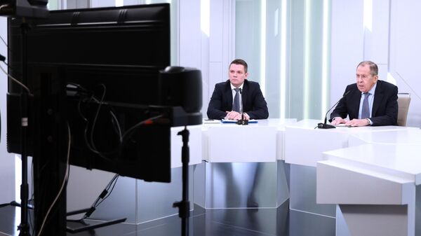 Министр иностранных дел РФ Сергей Лавров во время видеоконференции отвечает на вопросы российских и иностранных журналистов