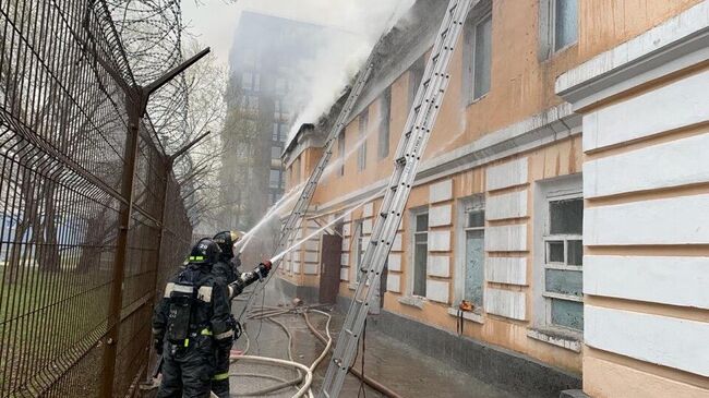 Загорание на кровле в 2-х этажном здании в Москве на проезде Жукова