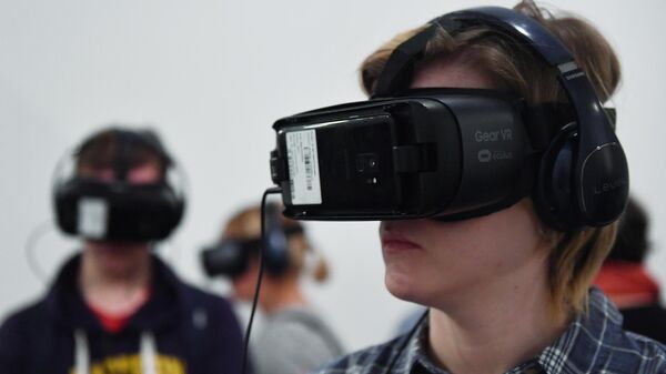 Молодой человек в VR-очках