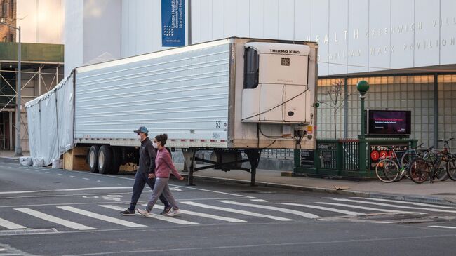 Мобильный морг возле клиники Lenox Hill на Манхеттене в Нью-Йорке