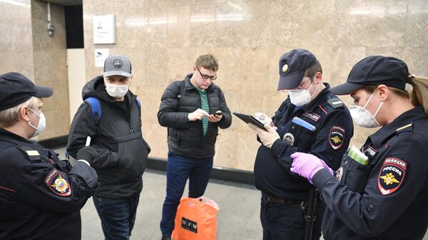 Сотрудники полиции и пассажиры Московского метро