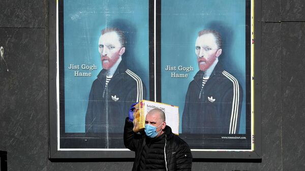 Плакат с портретом Ван Гога и надписью Просто иди домой,  призывающий соблюдать самоизоляцию в Глазго, Шотландия