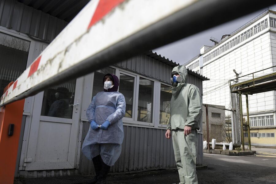 Дезинфекторы на проходной на Гатчинском комбикормовом заводе в Ленинградской области