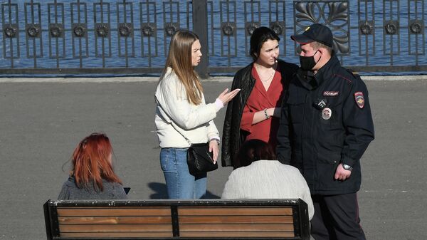 Сотрудники полиции проверяют документы у отдыхающих людей на набережной Енисея в центре Красноярска