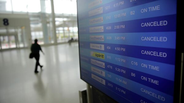 Табло с информацией об отмененных рейсах в аэропорту в Новом Орлеане
