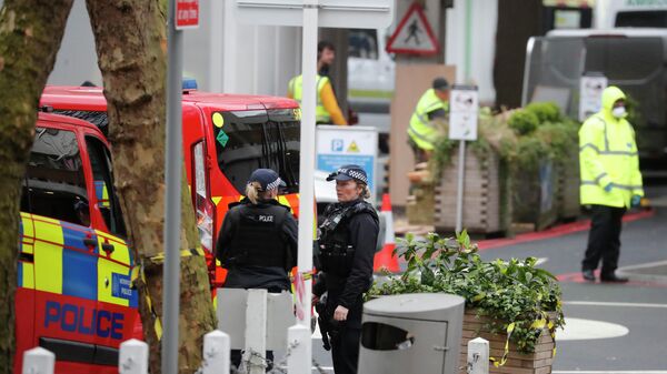 Полицейские  возле больницы в Лондоне, Великобритания