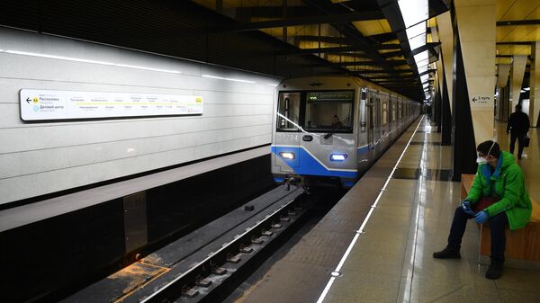 Поезд прибывает на станцию Шелепиха Солнцевской линии Московского метро