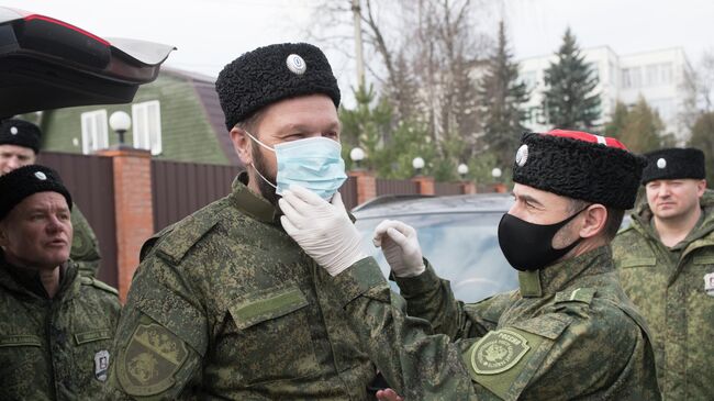 Члены казачьего общества перед патрулированием во время режима самоизоляции