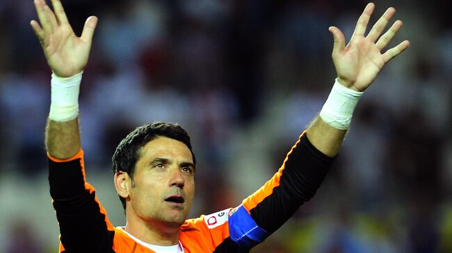 Sevilla's goalkeeper Andres Palop aknowledges applause after the Spanish league football match Sevilla FC Valencia at the Ramon Sanchez Pizjuan stadium in Sevilla, on June 1, 2013. AFP PHOTO/ CRISTINA QUICLER (Photo by CRISTINA QUICLER / AFP)