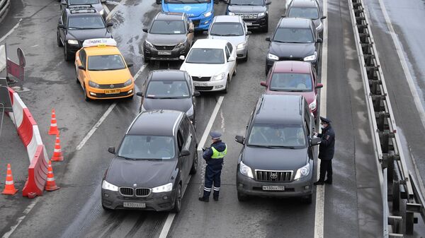 Сотрудники ДПС ГИБДД во время проверки электронных пропусков у водителей при въезде в Москву. 15 апреля 2020