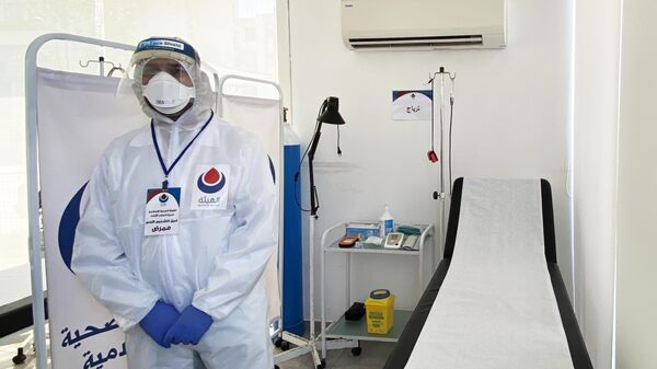 Врач в помещении переоборудованной, средствами Хезболлы, в инфекционный стационар для лечения больных с коронавирусной инфекцией COVID-19, больнице в южном Ливане