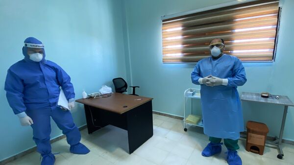 Врачи в помещении больницы переоборудованной, средствами Хезболлы, в инфекционный стационар для лечения больных с коронавирусной инфекцией COVID-19 в южном Ливане