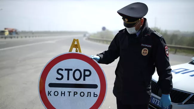 Сотрудник правоохранительных органов РФ на блокпосте при въезде в Краснодар в рамках мер по борьбе с распространением коронавирусной инфекции