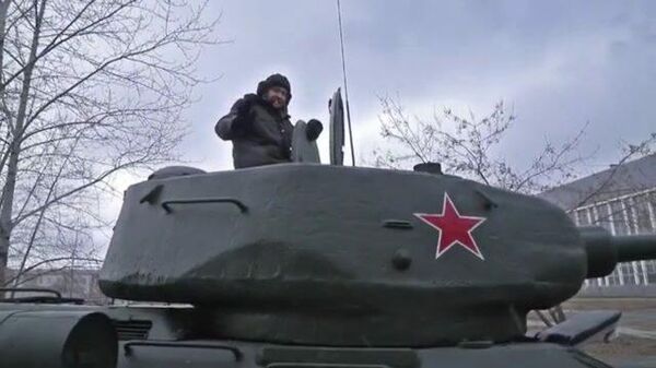 Подготовка легендарного танка Т-34-85 к параду в Нижнем Тагиле