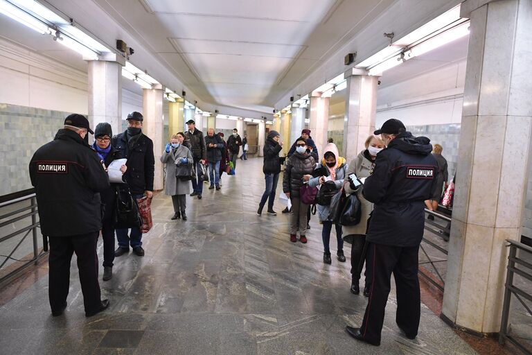 Проверка наличия цифровых пропусков на станции метро Сокольники в Москве