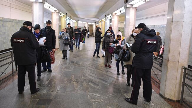 Проверка наличия цифровых пропусков на станции метро Сокольники в Москве