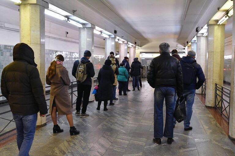 Проверка электронных пропусков у пассажиров на станции метро Сокольники в Москве