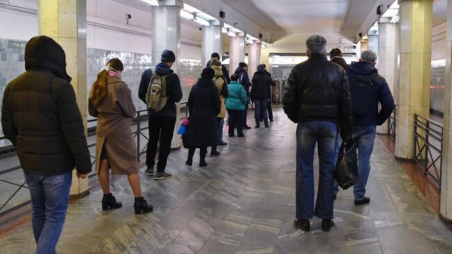 Проверка электронных пропусков у пассажиров на станции метро Сокольники в Москве