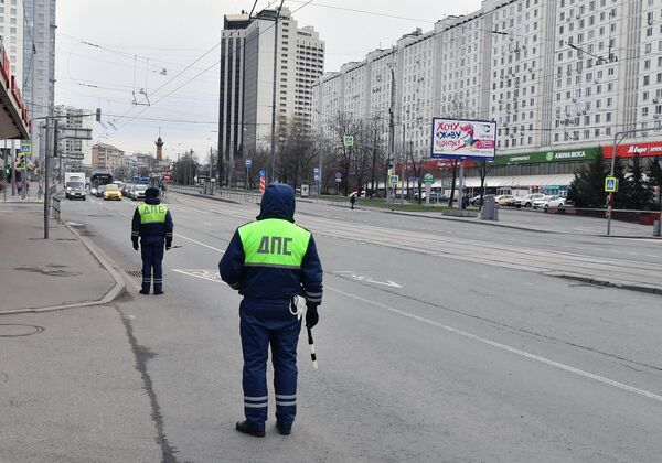 Сотрудники дорожно-патрульной службы ГИБДД на улице Стромынка в Москве