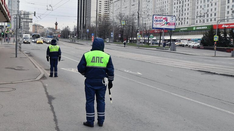 Сотрудники дорожно-патрульной службы ГИБДД на улице Стромынка в Москве