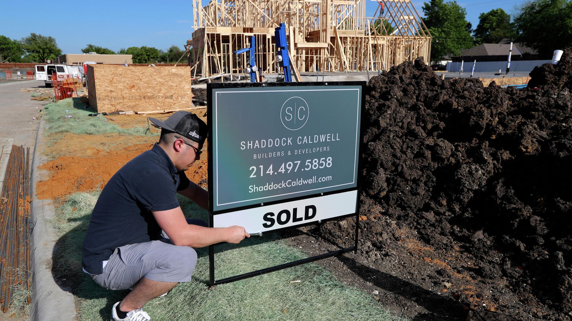Мужчина устанавливает табличку с объявлением о продаже дома в штате Техас - РИА Новости, 1920, 19.09.2023