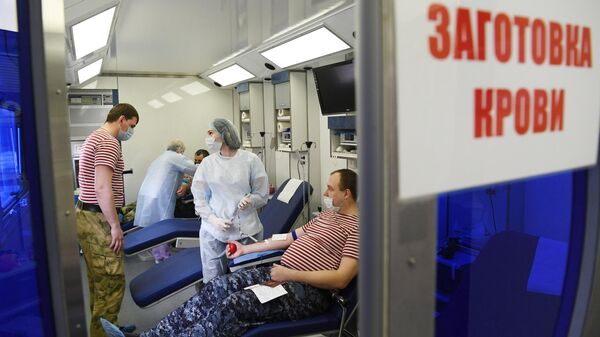 Доноры сдают кровь в мобильной московской областной станции переливания крови