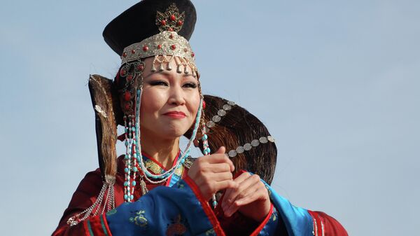 Танцовщица Бурятского государственного национального театра песни и танца Байкал