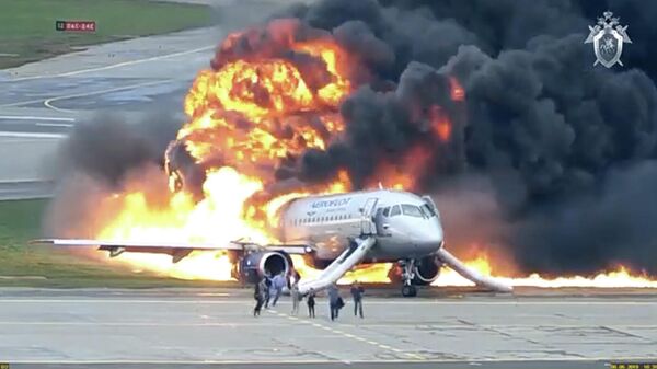 Кадр видео катастрофы самолета в аэропорту Шереметьево в 2019 году