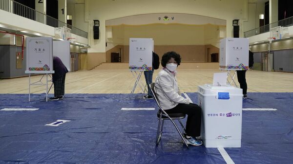 Избирательный участок во время парламентских выборов в Сеуле. 15 апреля 2020