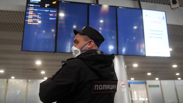 Сотрудник полиции в Международном аэропорту Шереметьево в Москве